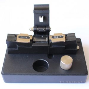 FM-160 New V-Groove Single Fiber Aligner (0.1dB, Fixture Adjustable) FM-160 New V-Groove Single Fiber Aligner (0.1dB, Fixture Adjustable)