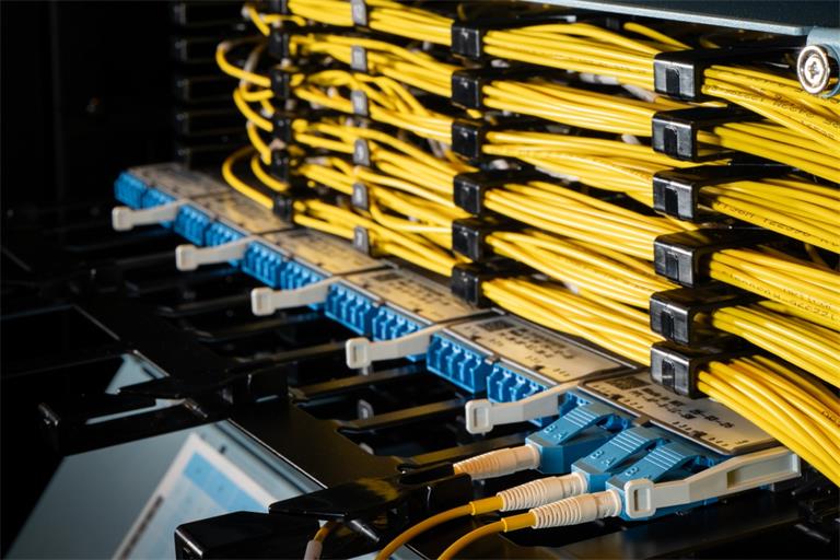 Installations de c&acirc;bles &agrave; fibre optique dans les baies de serveurs