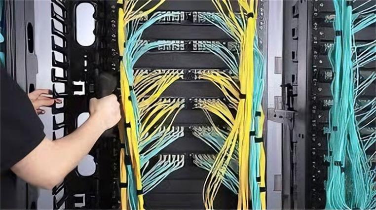 Installation et gestion des c&acirc;bles &agrave; fibre optique int&eacute;rieurs