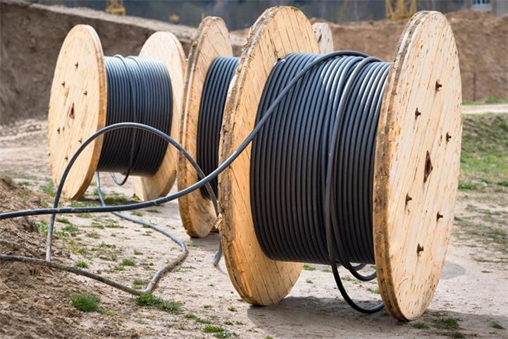 C&acirc;bles &agrave; fibres optiques blind&eacute;s pour ext&eacute;rieur
