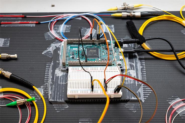 Dispositivos de teste qu&acirc;ntico com cabos de fibra &oacute;ptica conectados