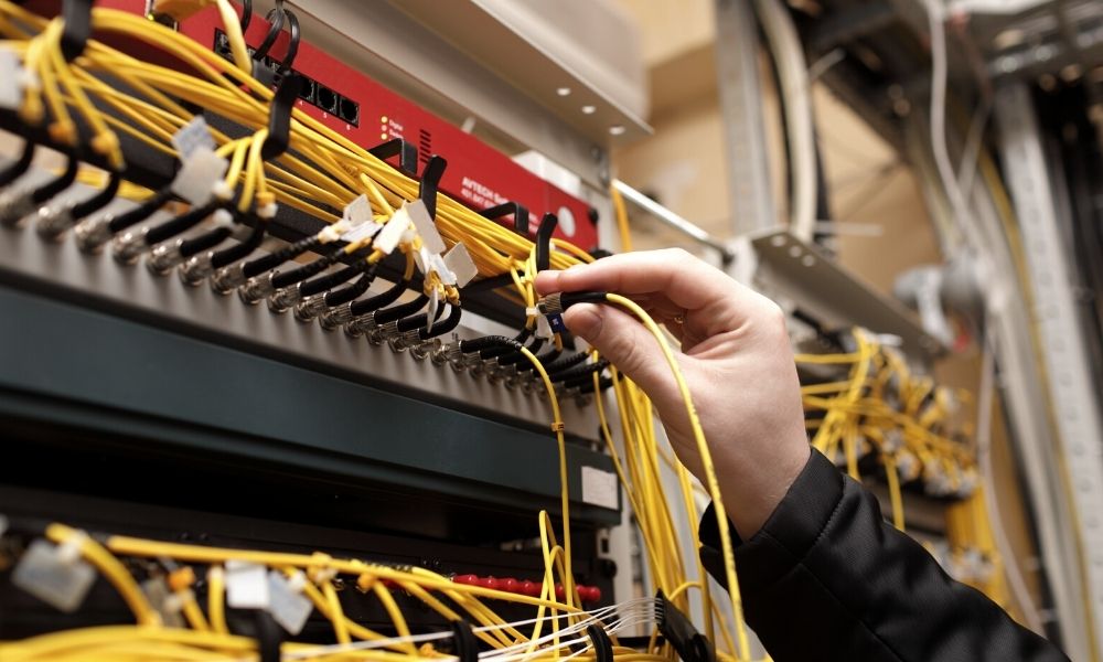 Conex&atilde;o solta do conector de fibra &oacute;ptica