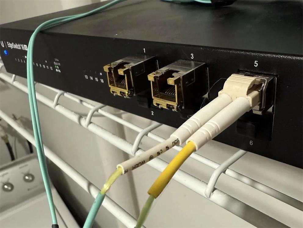 Cabo de fibra &oacute;ptica com baixa resist&ecirc;ncia &agrave; tra&ccedil;&atilde;o