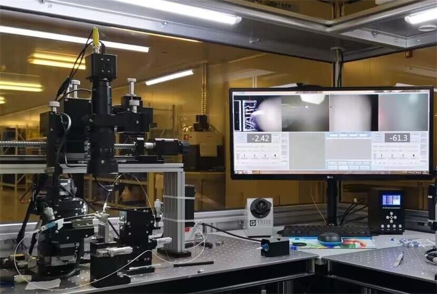 Pr&eacute;sentation du syst&egrave;me d'alignement des guides d'ondes &agrave; fibre optique