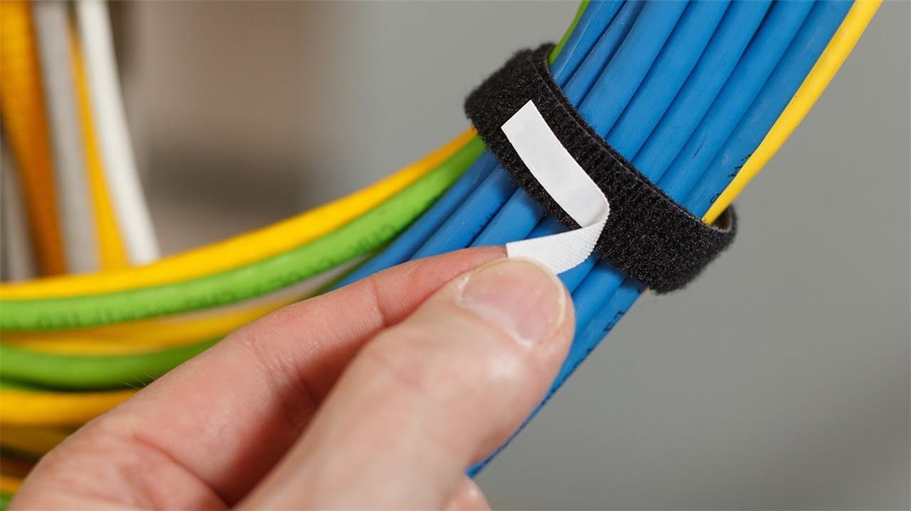 Attaches de c&acirc;ble et &eacute;tiquettes