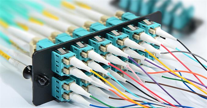 Conector &oacute;ptico flexible en conector