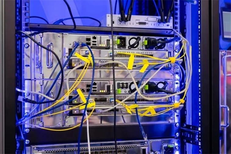 Amplificadores de fibra &oacute;ptica aplicados em data centers