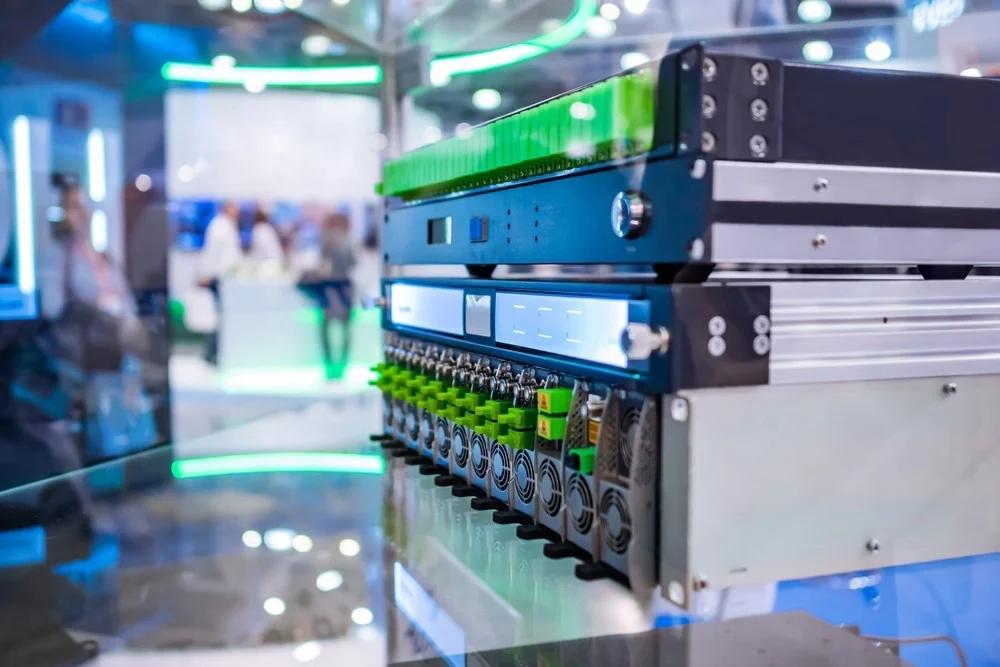 Optical signal amplifier in optical network