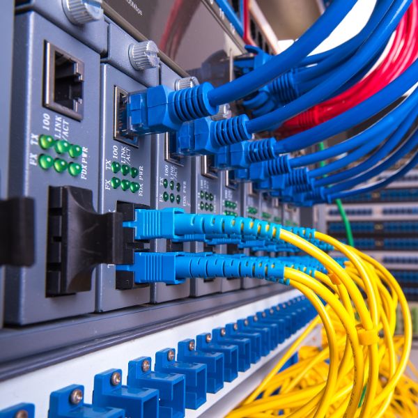 Solutions de fibre optique pour centres de données : bâtir une infrastructure numérique haute vitesse, haute densité et pérenne