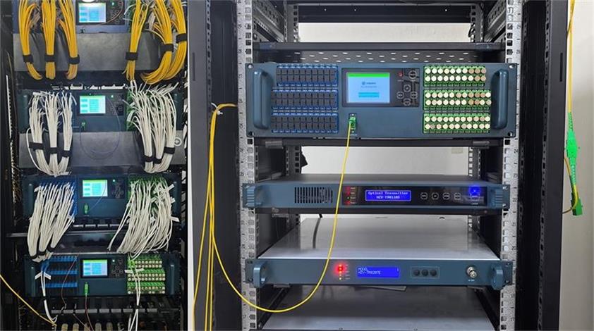 Comment la technologie des amplificateurs optiques EDFA améliore les communications par fibre optique longue distance