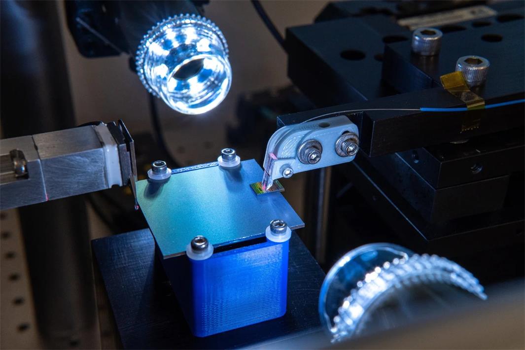 Conception de connecteurs pour modules de couplage de guides d'ondes à fibre optique enfichables