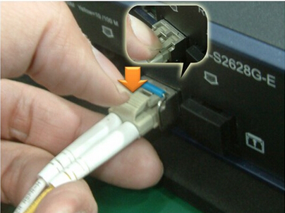Figure 11. Retrait du cordon de raccordement &agrave; fibre optique