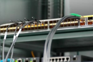 C&acirc;ble QSFP+ vers 4 SFP+